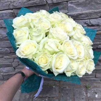 24 белые розы