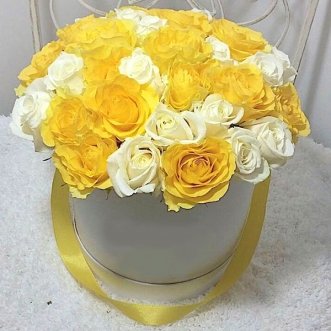 Желтые и белые розы в коробке