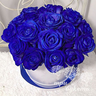 17 синих роз в шляпной коробке