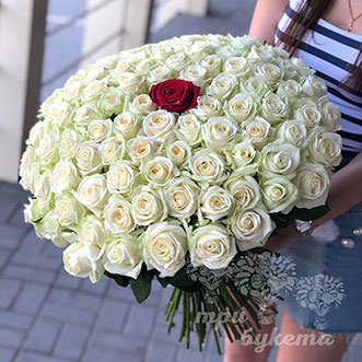 100 белых и 1 красная роза