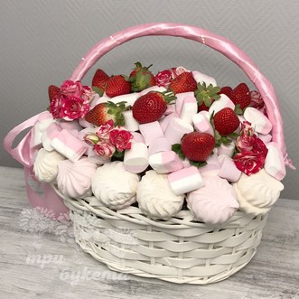Зефир и клубника в корзине