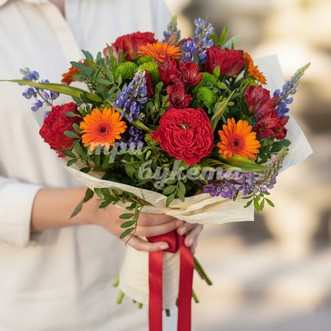 Букет из пионовидных роз и гербер