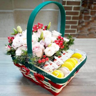 Кустовые розы и макаруны в корзине Кустовые розы и макаруны в корзине