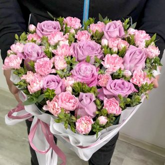 Сердце из розовых роз и гвоздик Сердце из розовых роз и гвоздик