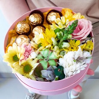 Ferrero Rocher и диантусы в коробке Ferrero Rocher и диантусы в коробке