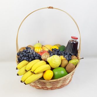 Корзина с бананами, киви и соком