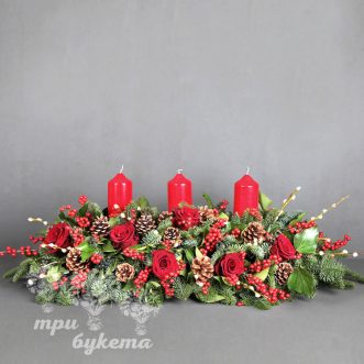 Новогоднее украшение стола с розами