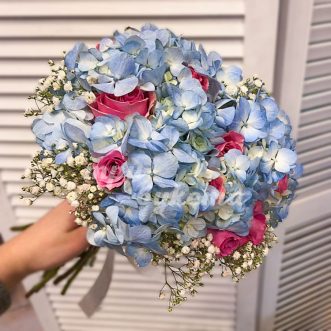 Букет из гортензии, роз и гипсофил Букет из гортензии, роз и гипсофил