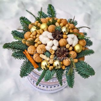 Орехи и елочные украшения в коробке