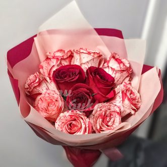 Букет из 8 гибридных и 3 алых роз