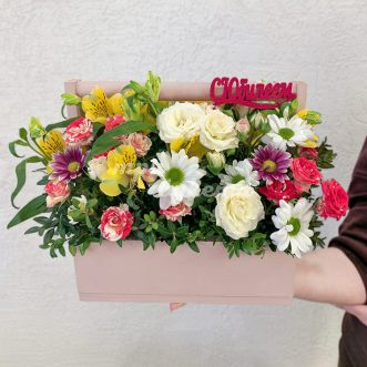 Ящик хризантем, альстромерий и роз