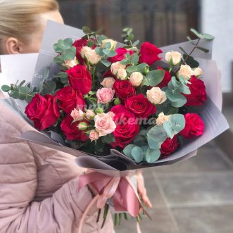 Букет из роз и эвкалипта