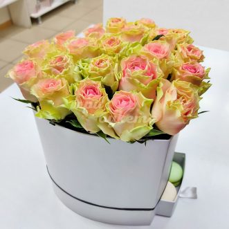 Кенийская роза и макаруны в коробке Кенийская роза и макаруны в коробке
