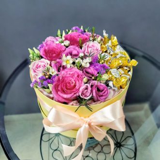 Коробка конфет, роз и эустом Коробка конфет, роз и эустом