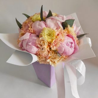 Композиция из пионов и эустом Композиция из пионов и эустом