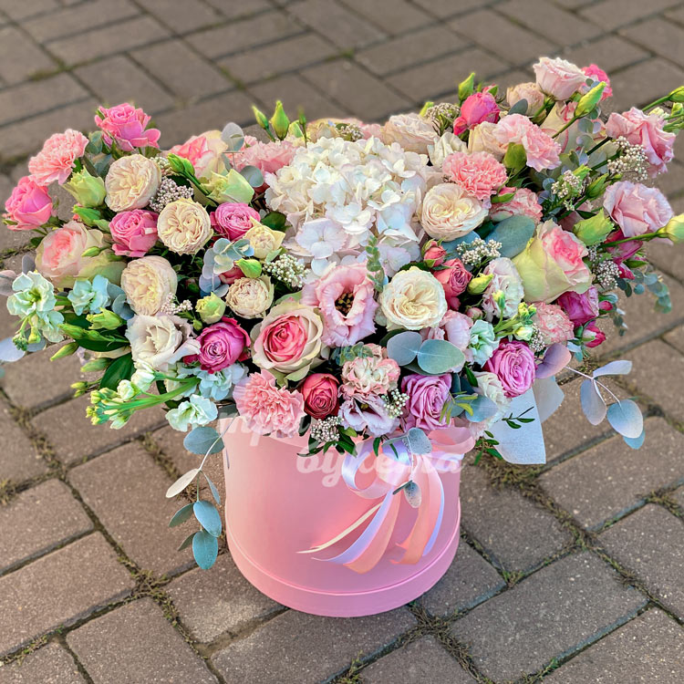 Розы и эустомы на день влюбленных (крупный план)