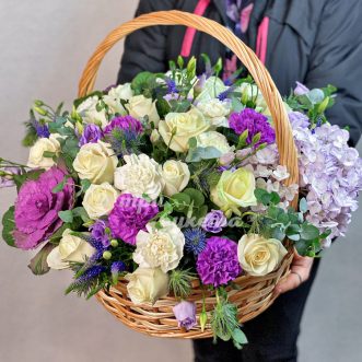 Большая корзина роз с гвоздиками Большая корзина роз с гвоздиками