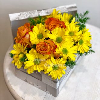 Коробка из 3 куст. хризантем и 3 роз Коробка из 3 куст. хризантем и 3 роз