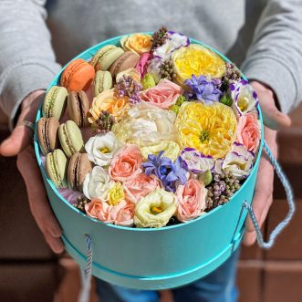 Коробка из эустом, сирени и макарунами Коробка из эустом, сирени и макарунами