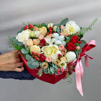 Коробка-сердце с розами, пионами и эвкалиптом Коробка-сердце с розами, пионами и эвкалиптом