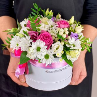 Коробочка с белым гиперикумом и хризантемами