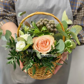 Корзинка с розой, эвкалиптом и брунией Корзинка с розой, эвкалиптом и брунией