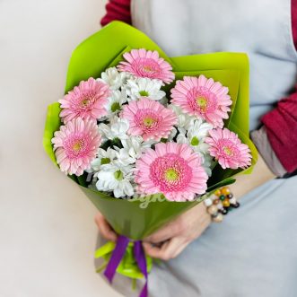 Розовые герберы с хризантемами