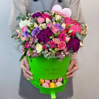Шляпная коробка с цветами и макарунами Шляпная коробка с цветами и макарунами