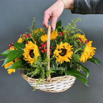 Корзинка с подсолнухами и зеленью Корзинка с подсолнухами и зеленью