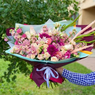 Розовый букет лилий, орхидей и маттиол