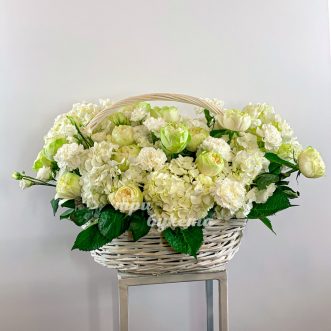 Корзина белых гортензий, гвоздик и роз Корзина белых гортензий, гвоздик и роз