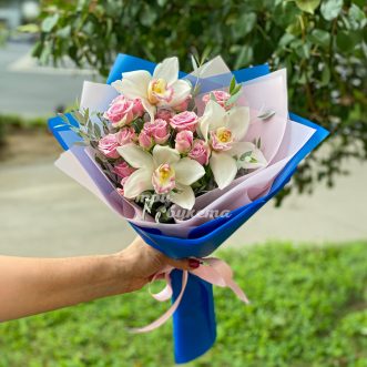 Букет белых орхидей и розовых куст. роз