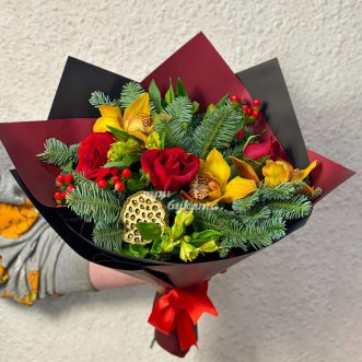 Новогодний букет орхидей, роз и хвои