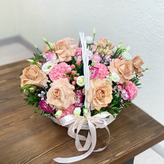 Корзина кофейных роз, эустом и гвоздик Корзина кофейных роз, эустом и гвоздик