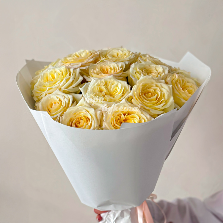 Букет из 21 пионовидной розы Канделайт (в руке)