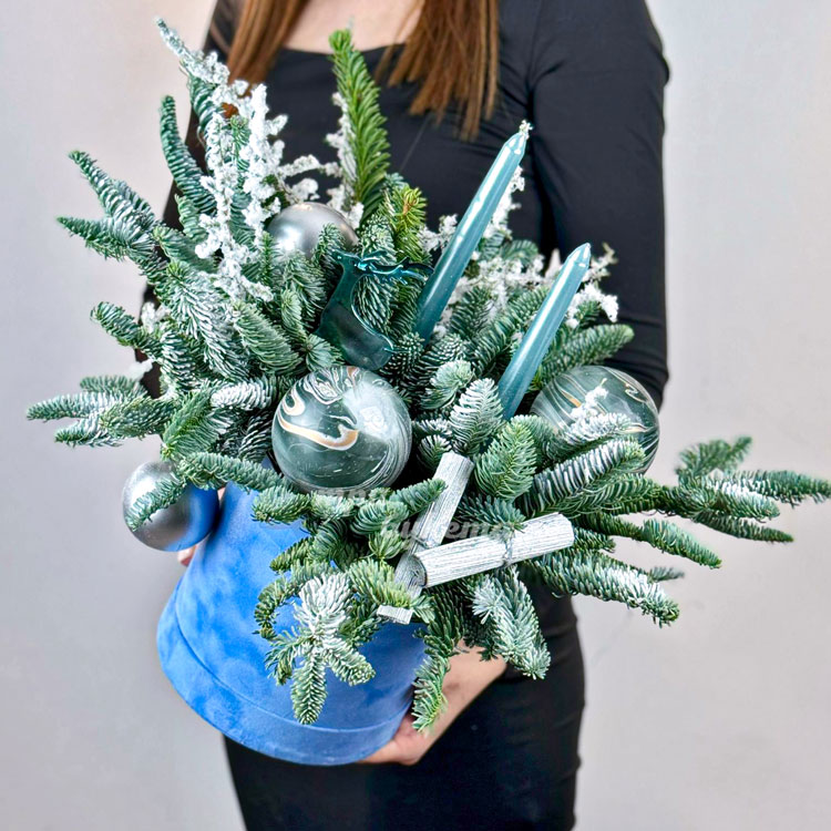 Новогодняя коробка с шариками и декором (вид сверху)